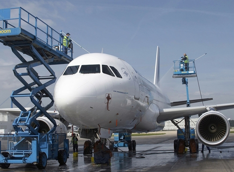 Lavage d'un A319 - photo Ph. Delfosse Lavage d'un A319 - photo Ph. Delfosse
