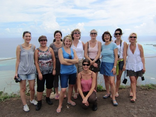 Les participantes de l'Eductour posent au sommet du belvédère de Moorea qui offre une vue panoramique sur baies d'Opunohu et de Cook. Les participantes de l'Eductour posent au sommet du belvédère de Moorea qui offre une vue panoramique sur baies d'Opunohu et de Cook.