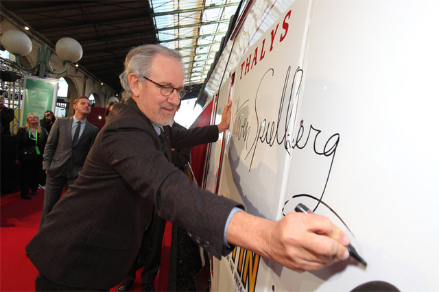 Tintin : Steven Spielberg dédicace un Thalys Tintin : Steven Spielberg dédicace un Thalys