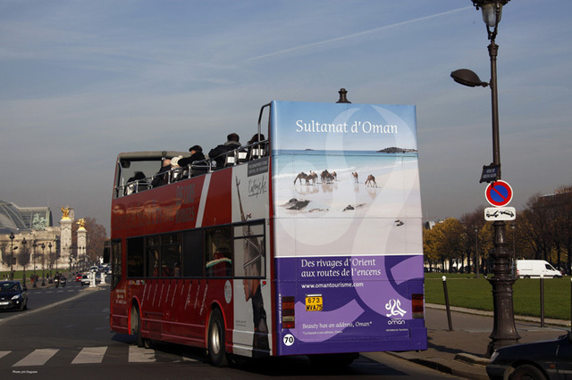 Oman s'affiche à l'arrière des Cars Rouges parisiens Oman s'affiche à l'arrière des Cars Rouges parisiens