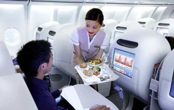 Tous les passagers bénéficient de l’excellence des services Emirates à bord, dont le système de divertissements en vol à la demande ice offrant plus de 600 chaînes (musiques, films, informations et programmes pour enfants)./photo dr Tous les passagers bénéficient de l’excellence des services Emirates à bord, dont le système de divertissements en vol à la demande ice offrant plus de 600 chaînes (musiques, films, informations et programmes pour enfants)./photo dr
