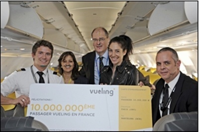 Mme Yaëlle Teicher, avec à sa droite M. Michel Ricaud, directeur adjoint Aéroports de Paris Orly et Mme Linda Moreira, Directrice France de Vueling, entourés du pilote et du co-pilote du vol VY8013 Paris-Barcelone./photo dr Mme Yaëlle Teicher, avec à sa droite M. Michel Ricaud, directeur adjoint Aéroports de Paris Orly et Mme Linda Moreira, Directrice France de Vueling, entourés du pilote et du co-pilote du vol VY8013 Paris-Barcelone./photo dr