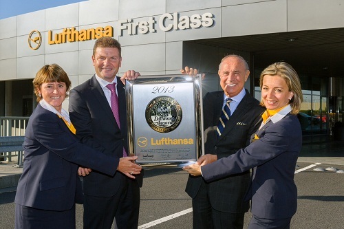 Les dirigeants de Lufthansa ont reçu le prix à l'occasion d'une cérémonie organisée au Terminal First Classe de l'aéroport de Francfort en Allemagne - Photo DR Les dirigeants de Lufthansa ont reçu le prix à l'occasion d'une cérémonie organisée au Terminal First Classe de l'aéroport de Francfort en Allemagne - Photo DR