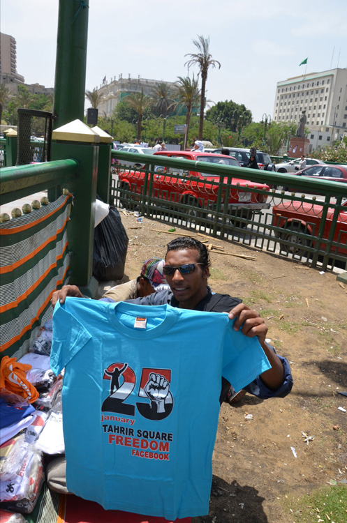 Place Tahrir, les petits vendeurs se sont mis à l'heure de la révolution