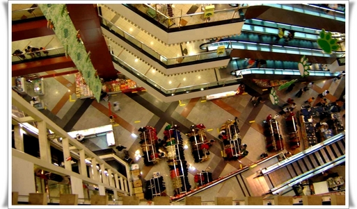« Il va être de plus en plus difficile, voire impossible pour les agences de s’installer dans des grandes galeries commerciales... » « Il va être de plus en plus difficile, voire impossible pour les agences de s’installer dans des grandes galeries commerciales... »