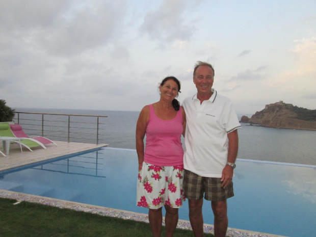 Véronique et Johnny Antony, propriétaires de "Couleur Méditerranée", une maison d'hôtes ouverte en 2014 . Ici, devant leur piscine sur les hauts de Tabarka - Photo : M.S.