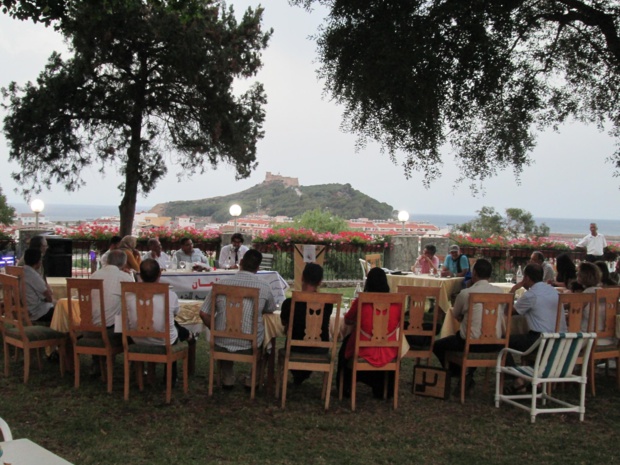 Atelier "poésie" sur la terrasse du "Mimosa", un hôtel de charme situé sur les hauts de Tabarka. Venus du Maroc, d'Algérie et de Tunisie des poètes déclament des textes qui résonnent et couvrent le chant des cigales. Atelier "poésie" sur la terrasse du "Mimosa", un hôtel de charme situé sur les hauts de Tabarka. Venus du Maroc, d'Algérie et de Tunisie des poètes déclament des textes qui résonnent et couvrent le chant des cigales.