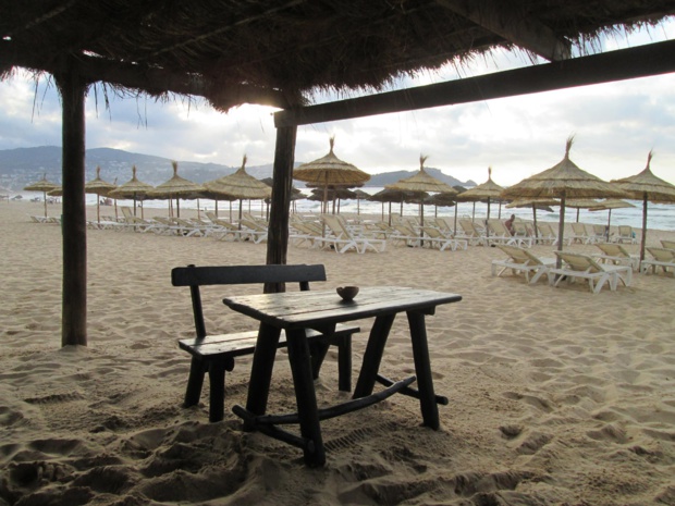 La plage de l'hôtel Méhari (4* nl), en fin de matinée le dimanche 3 juillet 2016 (période de ramadan).