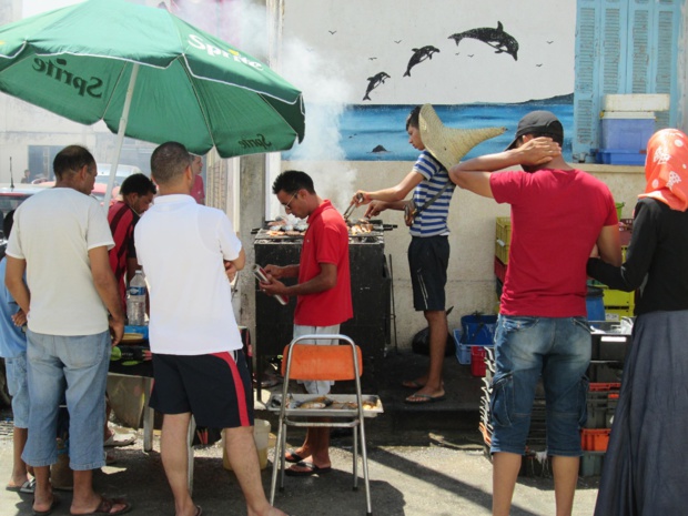 Rue des poissonniers. Les pêcheurs proposent des grillades à déguster sur le trottoir. Rue des poissonniers. Les pêcheurs proposent des grillades à déguster sur le trottoir.