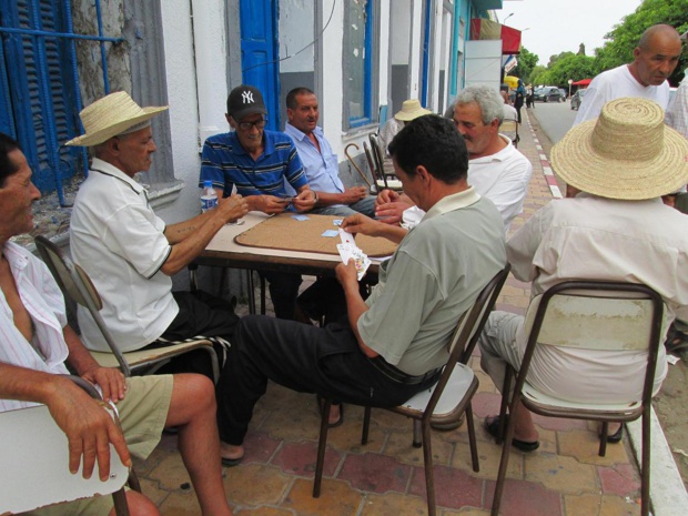 Partie de cartes sur le trottoir. Des joueurs indifférents à ma présence et à ma photo.