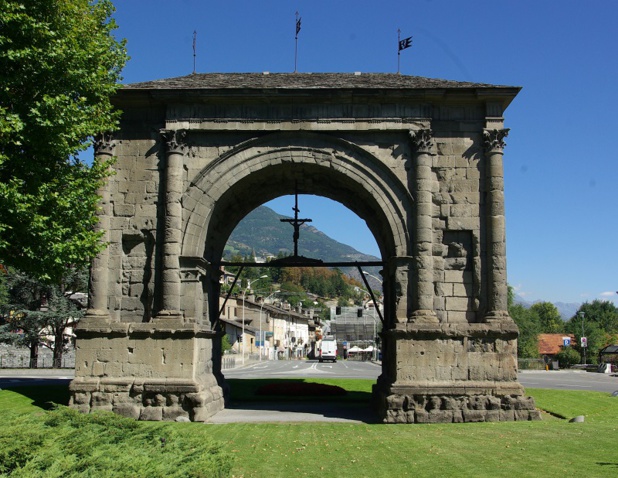 Le panorama romain ne serait pas complet sans un détour par l’Arc d’Auguste, monument symbole de la puissance de l’Empire, édifié quelques petites années avant J.C. - DR : J.-F.R.