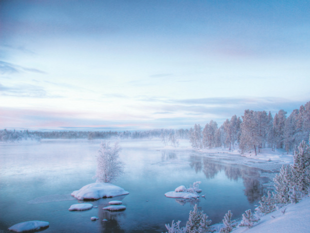 Sur ces terres septentrionales, l’hiver est le temps du « kaamos », la nuit polaire.   Le soleil reste sous l’horizon, créant au plus fort de la journée un halo doux et ouaté avant de céder la place à l’obscurité © Fotolia