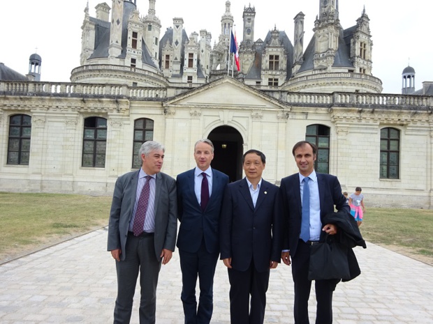 de gauche à droite, Pierre-Alain Roiron, Président du Comité régional du Tourisme Centre Val-de-Loire, Jean d’Haussonville, Directeur général du Domaine national de Chambord, LI Jinzao, Ministre Chinois du Tourisme, Jean-François Pezaire, Directeur de Cabinet de l’Agglomération Montargoise