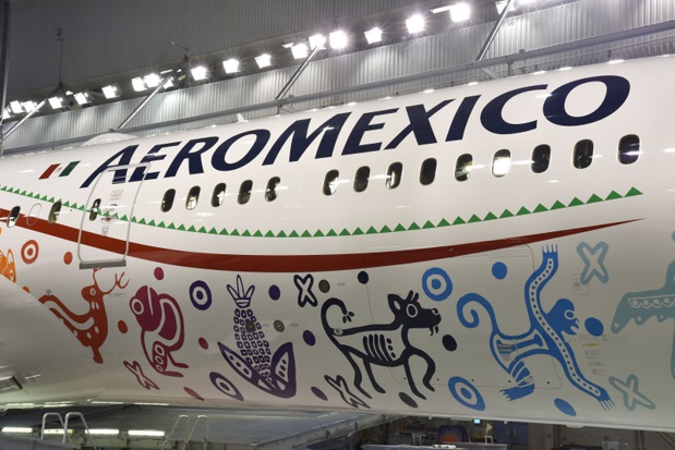 Sur le fuselage de l'appareil est apposé un motif représentant l'emblématique Quetzalcoatl, dont le nom signifie « Serpent à plumes », l'une des principales divinités du Mexique à l'époque préhispanique, d'où le nom de baptême de cet avion. - DR