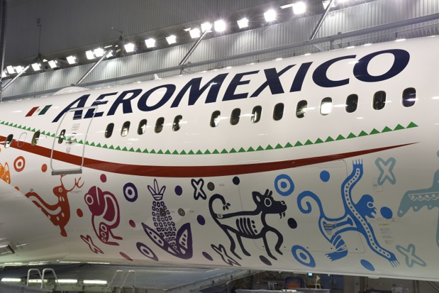 Sur le fuselage de l'appareil est apposé un motif représentant l'emblématique Quetzalcoatl, dont le nom signifie « Serpent à plumes », l'une des principales divinités du Mexique à l'époque préhispanique, d'où le nom de baptême de cet avion. - DR Sur le fuselage de l'appareil est apposé un motif représentant l'emblématique Quetzalcoatl, dont le nom signifie « Serpent à plumes », l'une des principales divinités du Mexique à l'époque préhispanique, d'où le nom de baptême de cet avion. - DR