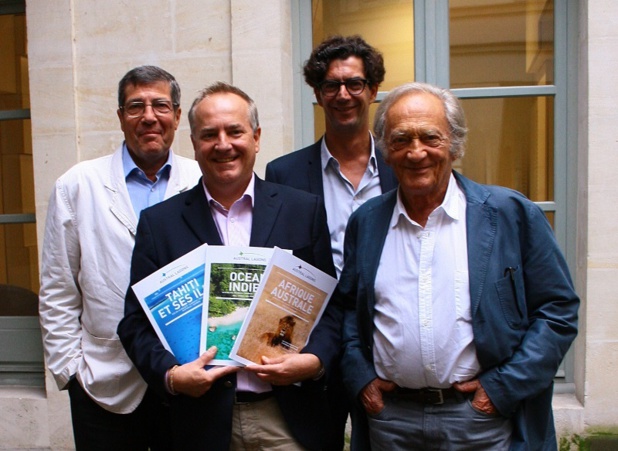 Fabrice Bouillot, tout nouveau directeur de production, présente les brochures 2016 / 2017 d'Austral Lagons, entouré (de gauche à droite) de Philippe Cornubert, le président, Hélion de Villeneuve, directeur général, et de l'éminent Philippe Tesson, tous trois actionnaires du TO - DR : H.L.