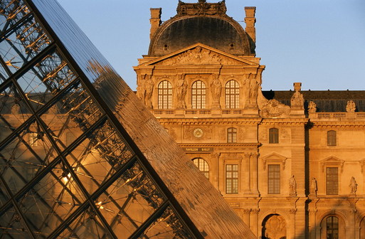 Musée du Louvre et Pyramide du Louvre © Paris Tourist Office - Photographe : David Lefranc