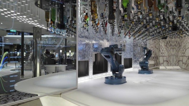 Le Bionic Bar est l’une des exclusivités de l’Harmony of the Seas de Royal Caribbean. Ici, ce sont des robots qui conçoivent et servent les cocktails que les passagers ont préalablement commandés en utilisant l’application mobile de la compagnie - DR: P.C.