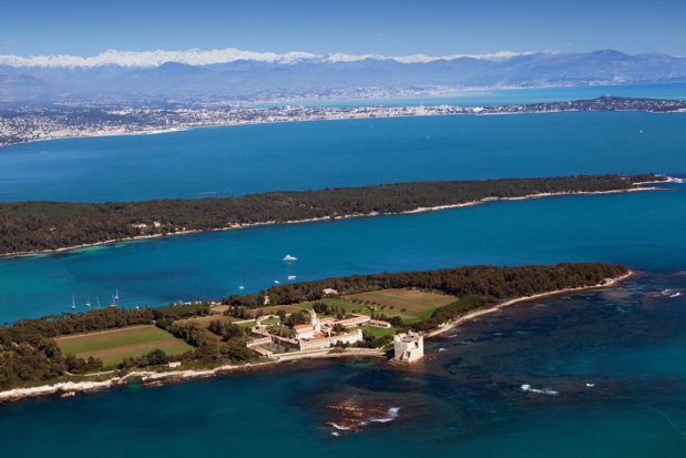 Les îles de Leirins et, en fond de tableau, les Alpes enneigées. Photo SEMEC - Dervaux.