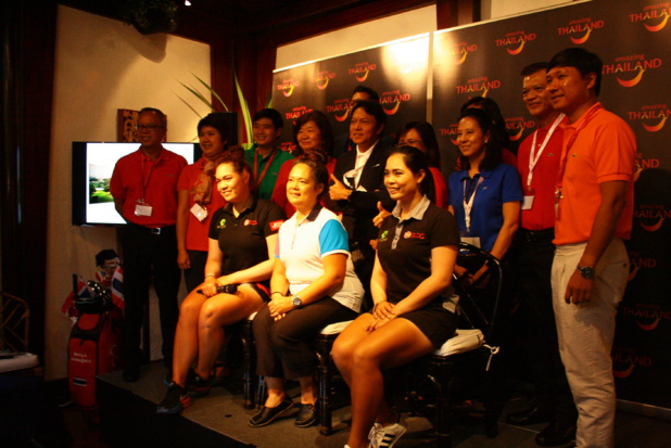 Lundi 19 septembre, toute l’équipe de l’office de tourisme de Thaïlande, dont le directeur exécutif Tanes Petsuwan (au second plan, au centre, en veste noir et chemise blanche), était réunie au restaurant le Blue Elephant (Paris 11e) pour entourer la nouvelle ambassadrice de la marque Thaïlande, Ariya Jutanagarn, n°2 mondial de golf (à gauche au premier plan). DR – HL Lundi 19 septembre, toute l’équipe de l’office de tourisme de Thaïlande, dont le directeur exécutif Tanes Petsuwan (au second plan, au centre, en veste noir et chemise blanche), était réunie au restaurant le Blue Elephant (Paris 11e) pour entourer la nouvelle ambassadrice de la marque Thaïlande, Ariya Jutanagarn, n°2 mondial de golf (à gauche au premier plan). DR – HL
