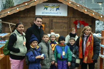 Jean-Marc Coppola, président du Comité régional du tourisme, entouré des enfants-ambassadeurs