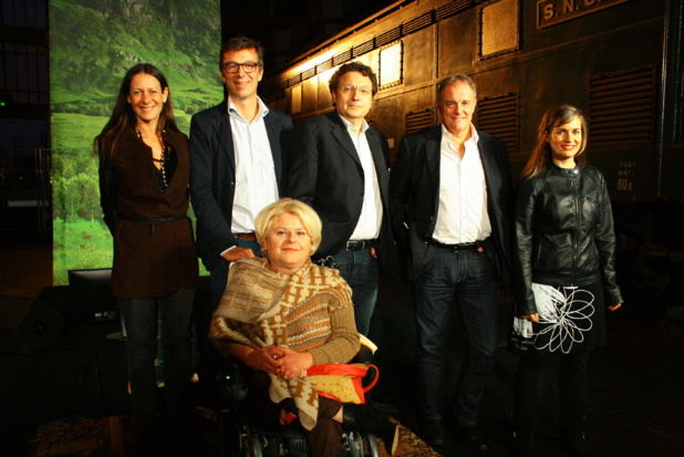 Soirée des partenaires pour Comptoir des Voyage, lundi 19 septembre à Grand Train (rue Ordener) à Paris. Au premier plan, Marie-Odile Vincent, partenaire consultante voyages accessibles, et au second plan, de gauche à droite : Yasmine De Palma, greeter du TO à Rome, Loïc Minvielle, DG délégué, Jean-Michel Petit, cofondateur et président de Vizeat (partenaire immersion culinaire / économie collaborative), Alain Capestan, président fondateur de Comptoir et Magali Boisseau, fondatrice et présidente de BedyCasa (partenaire hébergement chez l’habitant / économie collaborative). (DR-HL)