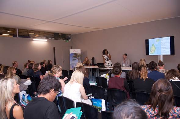 La formation donnée par Caroline Victoire (au milieu), représentant l’Office du Tourisme de l’île Maurice en France, Alexandre Daruty de Hospitality Plus, et Muriel Ganier d’AirMauritius - Photo : DR