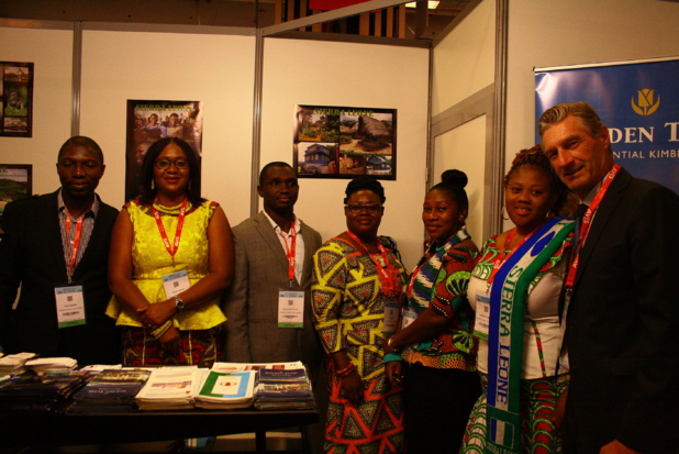 L’équipe représentant les couleurs de la Sierra Leone sur IFTM Top Résa, de gauche à droite : Alieya Kargbo, responsable voyage de l’agence Tourism is Life Tours, Fatmata Abe-Osagie, directrice de l’office de tourisme de Sierra Leone, Mohamed Jalloh, directeur du tourisme au ministère du Tourisme et des Affaires culturelles, trois employées de l’OT et enfin Olivier Thery, représentant France et Belgique de la Sierra Leone.