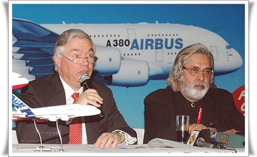 Vijay Mallya (dte) et John Leahy lors d'une conférence de presse lors de la démonstration d'un Airbus A 380 à Indira Gandhi International Airport