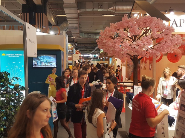 Comme chaque année, les étudiants prennent les allées de l'IFTM-Top Resa d'assaut le vendredi - Photo : P.C.