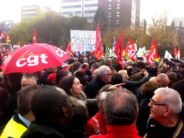 En décembre 2015 plusieurs centaines de personnes devant le tribunal de Bobigny pour soutenir les salariés d'Air France, convoqués pour violences après les incidents du 4 octobre dernier. DR-LAC