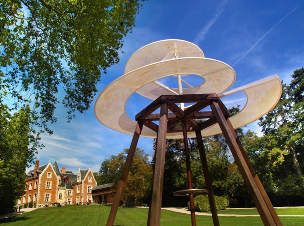 Cet univers de création, on le retrouve dans le Parc Leonardo da Vinci, à travers un parcours thématique d’une vingtaine de reproductions géantes des plans et d’une quarantaine de toiles translucides installées dans les arbres d’un parc grandiose © Léonard de Serres