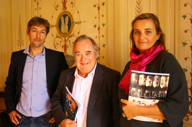 Jean-Paul Chantraine, fondateur et PDG d’Asia, entouré de ses directeurs de production Virginie Gerbault et Yannick Barde. Sereins, ils présentaient leur collection 2017 à la presse ce 27 septembre. Nouvelle maquette, nouvelle direction artistique, périodicité désormais annuelle - DR : H.L.