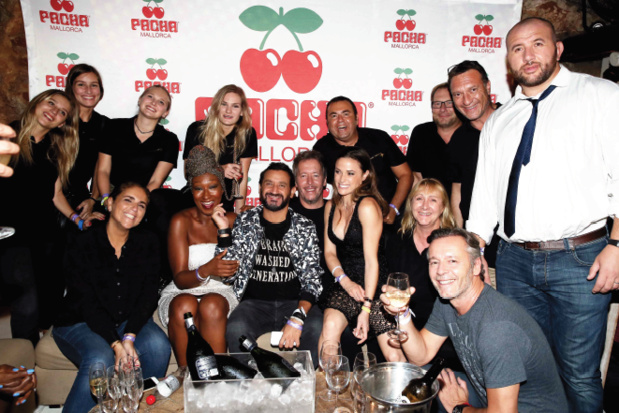 L'équipe et la production de Touche pas à mon Poste dans l'espace VIP du Pacha à Palma de Majorque - Photo : Travel Evasion L'équipe et la production de Touche pas à mon Poste dans l'espace VIP du Pacha à Palma de Majorque - Photo : Travel Evasion