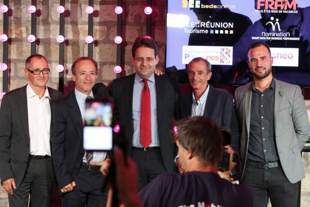 Matthias Fekl, secrétaire d'État chargé du Commerce extérieur, de la Promotion du tourisme et des Français de l'étranger, était présent lors de la remise des Trophées TourManager et StartUpTour 2016 avec Amadeus et l'APST. De gauche à droite : Alcino Ribeiro (Air Europa), Jean da Luz, Matthias Fekl, Dominique Gobert, et Fabien Da Luz - DR