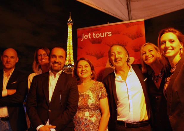 Au Roof Top, quai de grenelle à Paris, l’équipe Jet Tours, (de gauche à droite) Jean-Emmanuel Chometon, directeur TO, Pauline Rouri, directrice marketing, Nicolas Delord, PDG, Hélène Pouvesle, directrice production circuits, Stephan Roiena, directeur des clubs, Louisa Rouar, directrice commercial, Delphine Lacroix de Peretti, responsable communication.