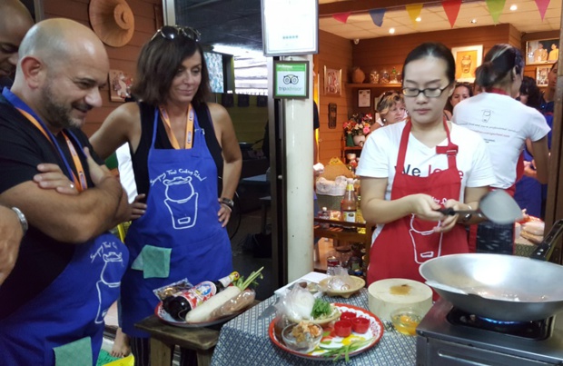 Cours de cuisine thaï pour les participants aux Forces de Ventes. Après avoir cuisiné, ils ont pu déguster leur plat - DR : A.B.