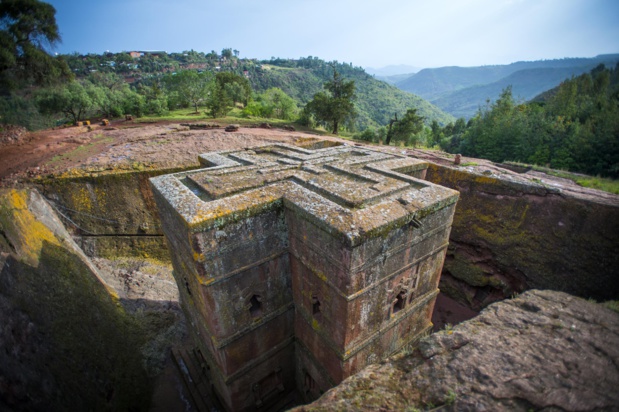 Les églises taillées dans la roche de Lalibela. Excavé à la main à la fin du 12ème siècle, cet ensemble de11 églises et chapelles fut créé sous la direction du Roi Lalibela qui  l’avait conçu comme une nouvelle Jérusalem alors que les conquêtes musulmanes stoppaient les pèlerinages chrétiens vers la Terre Sainte. Photo OT.