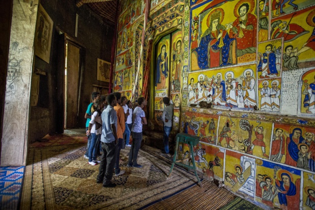 Un groupe de touristes dans un monastère du lac Tana. Les îles boisées du lac Tana  - nouvelle Réserve de Biosphère de l’Unesco - et  les péninsules sont parsemées de monastères construits pour la plupart entre le 13ème et 19ème siècle. Photo OT.