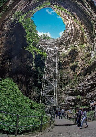 Le Gouffre de Padirac descend à 103 mètres sous terre - Photo : © L. Nespoulous/SES de Padirac