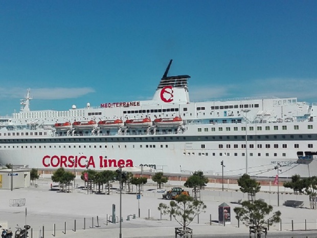 Un navire de Corsica Linea au J4, à Marseille - Photo : P.C.