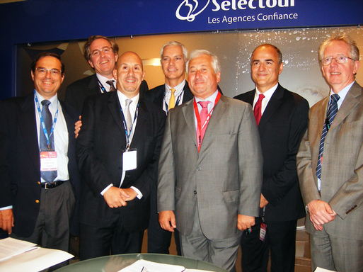 Hier,sur le stand Selectour de Top Resa,autour de François-Xavier de Boüard président du réseau,Gilles Berl et Philippe de Saint Victor (Sélectour),J-Philippe Lardennois et Mathieu Drouet (TMS Contact), Bernard Maître et Pascal Briodin (Europ Assist