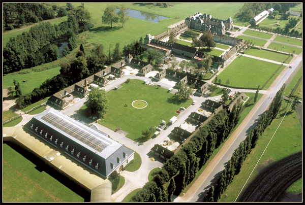 Le Domaine de Grosbois. A 15 km de Paris, 412 hectares sont ainsi dévolus à l’entraînement du trotteur français. Le Domaine de Grosbois. A 15 km de Paris, 412 hectares sont ainsi dévolus à l’entraînement du trotteur français.