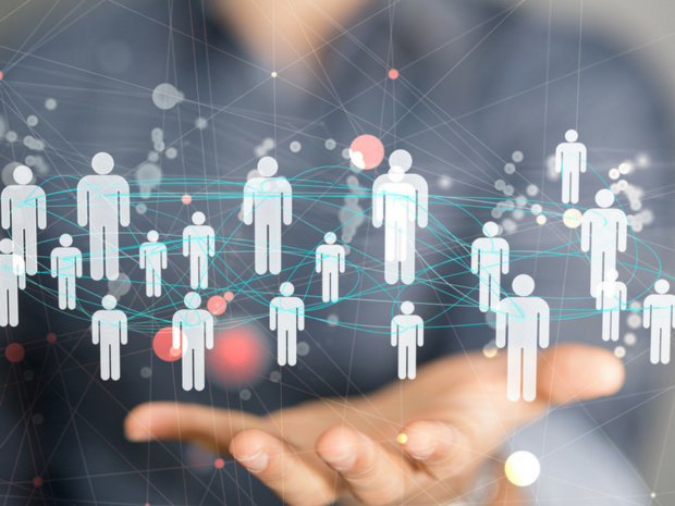 La nouvelle fonctionnalité permet aux voyageurs d'identifier leurs contacts et leur suggère des profils pertinents avec qui se connecter dans la ville dans laquelle ils sont en déplacement © Fotolia La nouvelle fonctionnalité permet aux voyageurs d'identifier leurs contacts et leur suggère des profils pertinents avec qui se connecter dans la ville dans laquelle ils sont en déplacement © Fotolia