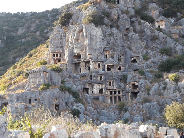 Sur la route des vestiges de l'ancienne Lycie. Ici le cimetière vertical de Demre. Photo MS. Sur la route des vestiges de l'ancienne Lycie. Ici le cimetière vertical de Demre. Photo MS.