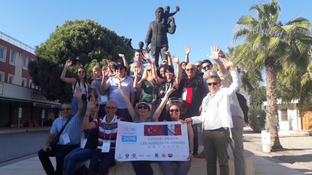 Notre groupe devant la statue de Saint Nicolas qui offre des cadeaux aux enfants. Et si le vrai Père Noël c'était lui ? Photo MS. Notre groupe devant la statue de Saint Nicolas qui offre des cadeaux aux enfants. Et si le vrai Père Noël c'était lui ? Photo MS.