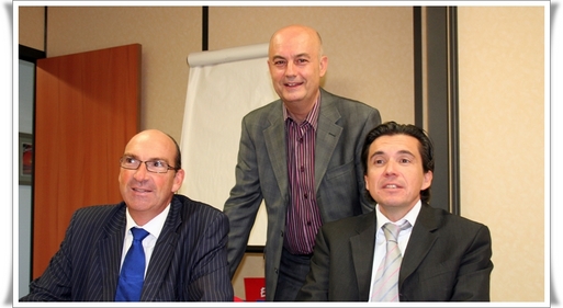 Gilbert CISNEROS, Président (centre) Didier SYLVESTRE, Directeur Commercial (dte) et Olivier BESNARD Directeur du Développement