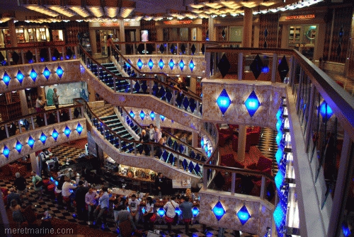 L'atrium, le coeur du paquebot où sont instllés, des part et d'autre du salon-piano- bar les comptoirs "Excursions" et "Informations". Photo Mer & Montagne - Costa. L'atrium, le coeur du paquebot où sont instllés, des part et d'autre du salon-piano- bar les comptoirs "Excursions" et "Informations". Photo Mer & Montagne - Costa.