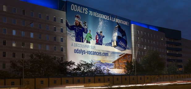 L'affiche est mise en place porte de Saint-Ouen en partenariat avec JC Decaux - Photo : Odalys