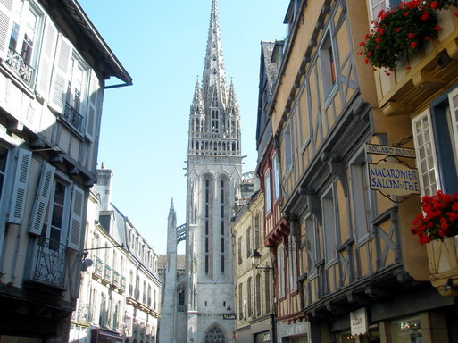 Quimper - Rue Kéréon - Vue sur la Cathédrale Saint Corentin